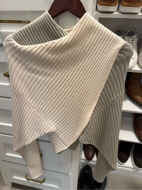 AMUR Two-Tone Ribbed Off-Shoulder Sweater in Cream and Light Gray